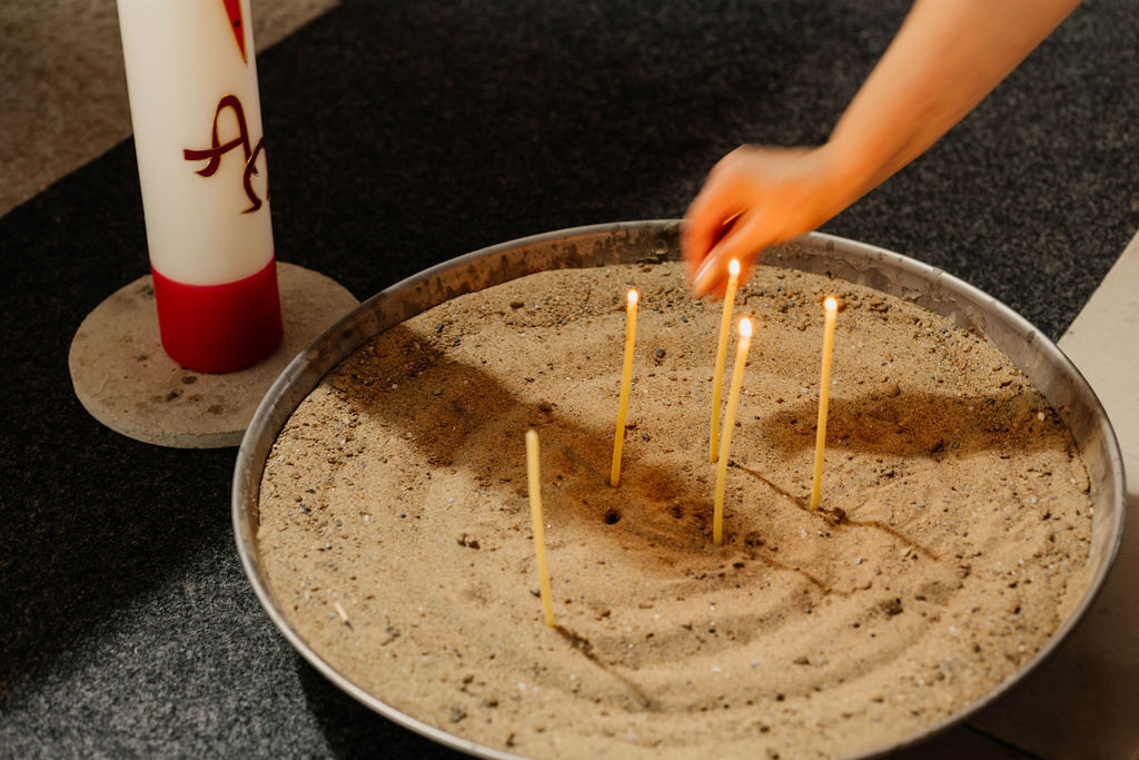 Sandschale mit Kerzen in Kapelle Arboegast