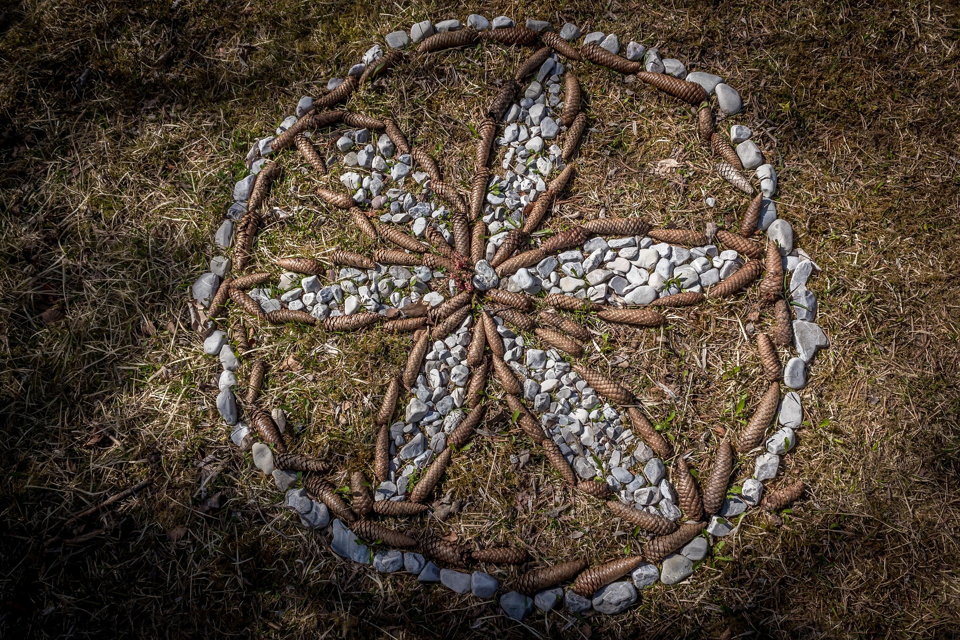 Naturmandala aus Blättern und Steinen